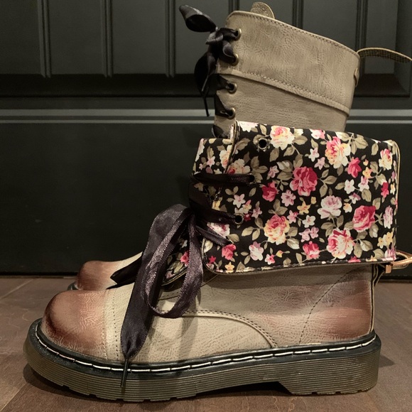 Women’s Lace-up Combat Boots - Picture 5 of 12